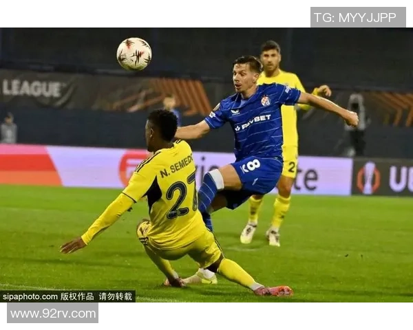 足球球星情绪失控当众踢翻水桶引发场边热议与球迷关注