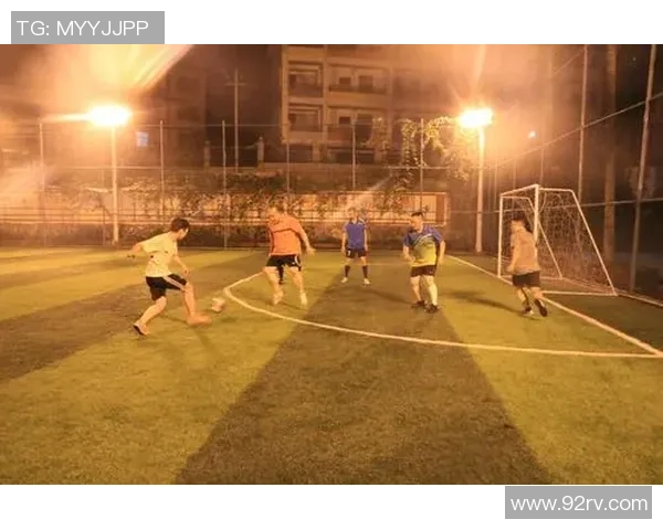 帅气足球球星九宫格照片展现足球场上的英姿飒爽与非凡魅力