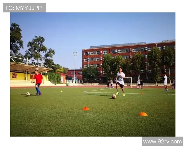 绿茵巨星欢聚畅谈足球人生共度激情欢乐时光